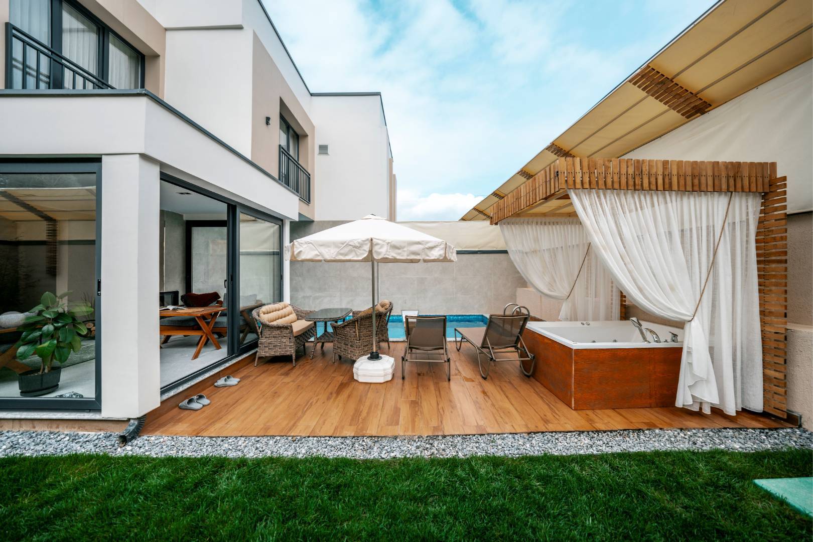 Jakuzili Bungalov vs Havuzlu Bungalov: Hangisi Sizin İçin?